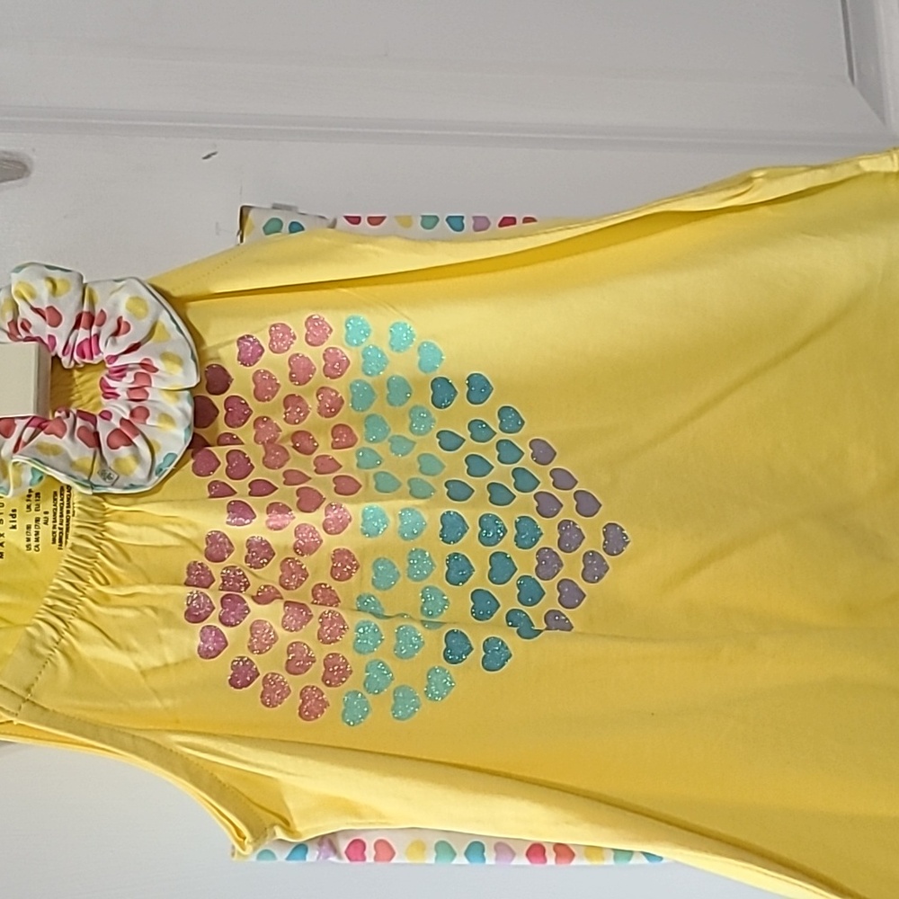 NWT new 3 piece set girls top, shorts and matching scrunchie size Medium 7/8